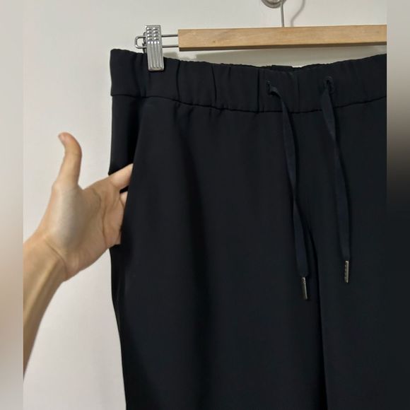 Lululemon On The Fly Crop *Woven 23" in Black - Picture 9 of 14